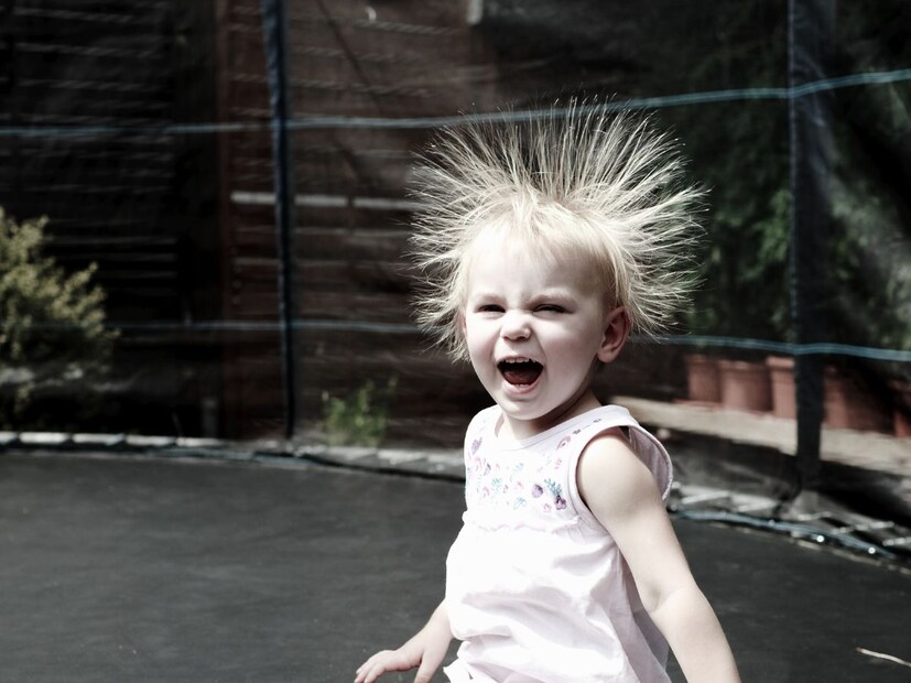 हिवाळ्यात करंट जास्त का लागतो?हिवाळ्यात हवेत ओलावा कमी असतो, त्यामुळे इलेक्ट्रिक चार्ज लवकर बाहेर पडत नाही.
कोरड्या हवेमुळे स्थिर वीज शरीरात जास्त प्रमाणात साठते.
तुम्ही स्वेटर किंवा कोरड्या कपड्यांवर हात फिरवला तरीही चार्ज तयार होतो.