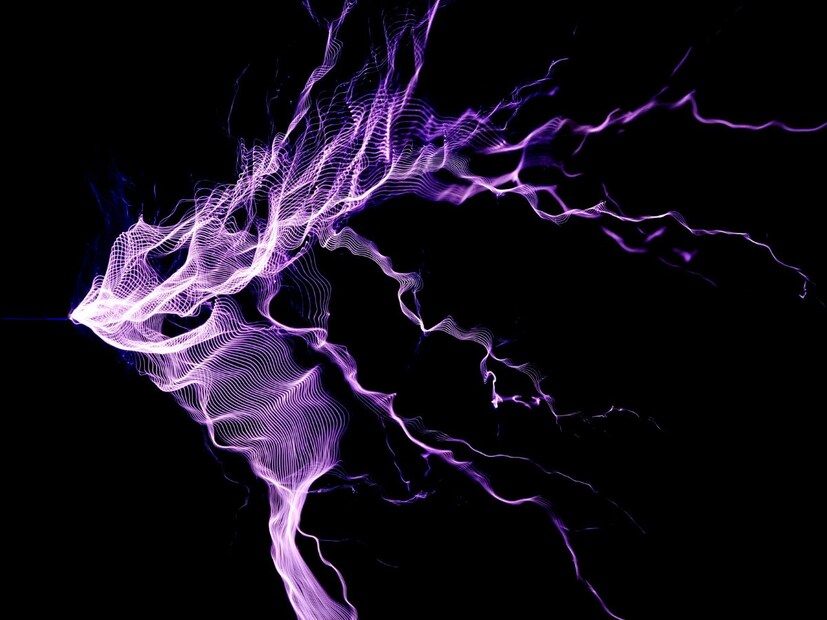 करंट का लागतो?हा जो हलका झटका बसतो, त्याला इलेक्ट्रोस्टॅटिक डिस्चार्ज (ESD) म्हणतात. आपल्या शरीरात स्थिर वीज (Static Electricity) साठते आणि जेव्हा आपण धातूच्या किंवा कोणत्याही विद्युत वाहक वस्तूला स्पर्श करतो, तेव्हा ती वीज बाहेर पडते आणि आपल्याला सौम्य करंट जाणवतो.