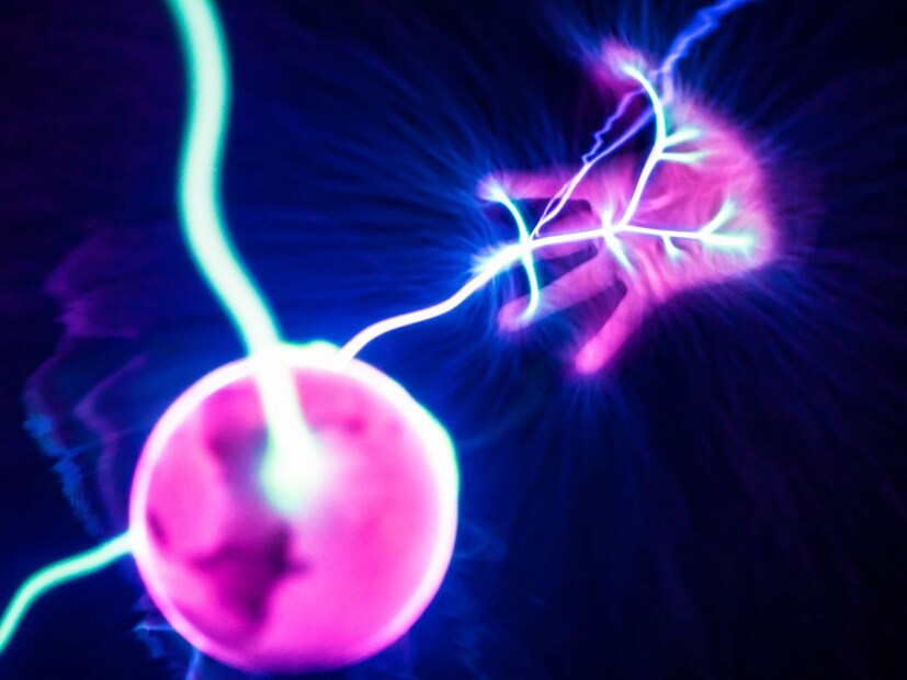 प्लास्टिकच्या खुर्चीवर बसल्यावर का करंट जाणवतो?जेव्हा तुम्ही प्लास्टिकच्या खुर्चीवर बसता, तेव्हा हालचालीमुळे तुमच्या कपड्यांमध्ये आणि खुर्चीत वीज जमा होते. मग खुर्चीवरून उठताच हा चार्ज खुर्चीकडे परत जातो, आणि तुम्हाला हलका करंट जाणवतो.