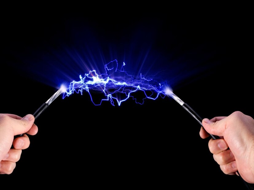 हल्ली ऑफिसमध्ये करंट लागण्याचं प्रमाण वाढलं आहे. कधी ऑफिसमध्ये खुर्चीला स्पर्श करताच, कधी कोणाला हात लावताच, तर कधी दरवाजाच्या हँडलला हात लावाच विजेचा झटका बसतो. अशावेळी लोकांना प्रश्न पडतो की असं का होतंय किंवा असा सौम्य शॉक मला का जाणवतोय?