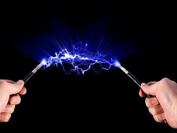 हल्ली ऑफिसमध्ये शॉक लागण्याचं प्रमाण का वाढलंय? जाणून घ्या यामागचं विज्ञान हल्ली ऑफिसमध्ये शॉक लागण्याचं प्रमाण का वाढलंय? जाणून घ्या यामागचं विज्ञान