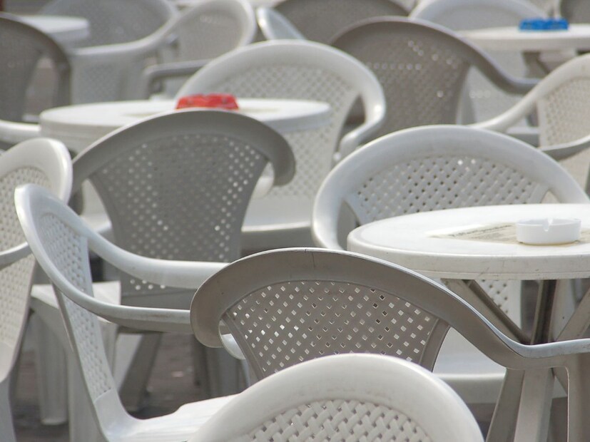 पण विजेचा काहीही संबंध नसताना हा करंट का लागतो? कधी कधी प्लास्टिकच्या खूर्चीला देखील हा करंट लागतो अशावेळी प्रश्न उभा रहातो की हा करंट लागला कसा? चला, सोप्या भाषेत समजून घेऊया.