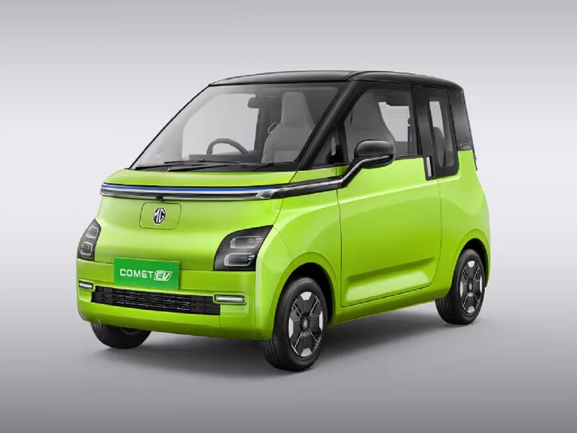 MG Comet EV- MG मोटर भारतात आपली इलेक्ट्रिक कार परवडणारी बनवण्यासाठी बॅटरी-एस-ए-सर्व्हिस (BaaS) प्रोग्राम चालवतेय. ज्या अंतर्गत कॉमेट ईव्ही 4.99 लाख रुपयांच्या एक्स-शोरूम किमतीत उपलब्ध आहे.  MG Comet EV ची सुरुवातीची एक्स-शोरूम किंमत 4.99 रुपये आहे. 2.5 रुपये प्रति किलोमीटर बॅटरी भाडे म्हणून द्यावे लागेल.  MG Cometची रचना अतिशय मजबूत आहे आणि ती एक मिनी कार आहे जी खूपच आकर्षक दिसते. GSEV (ग्लोबल स्मार्ट इलेक्ट्रिक व्हेईकल) प्लॅटफॉर्मवर बेस्ड, MG Comet EV ही दोन-डोर असलेली टॉल-बॉय हॅचबॅक आहे जी 4 सीट्स देते.