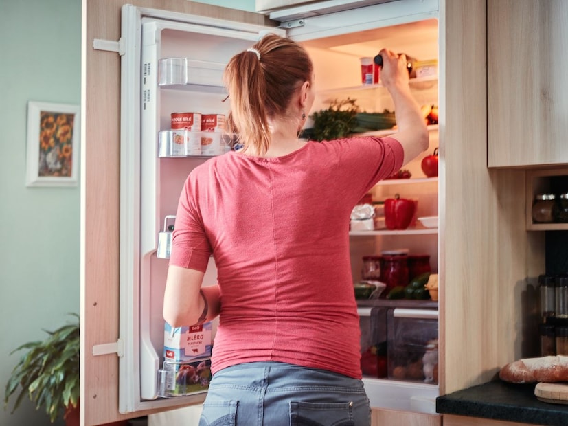 पावसात आपल्याला सेटिंग का बदलावी लागते? : पावसाळ्यात बाहेरचे तापमान कमी असते, परंतु आर्द्रता खूप जास्त असते. या आर्द्रतेचा रेफ्रिजरेटरच्या आतील भागावरही परिणाम होतो. जर तुम्ही रेफ्रिजरेटर जास्त थंड केला तर आत पाणी गोठू लागते आणि अन्नावर ओलावा देखील येतो. यामुळे अन्न लवकर खराब होऊ शकते. म्हणून, या हंगामात, खूप जास्त थंडी योग्य नाही आणि खूप कमी नाही.