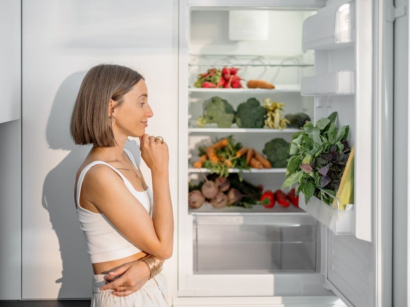 रेफ्रिजरेटर किती नंबरवर चालवावा? : पावसाळ्यात, रेफ्रिजरेटर 3 किंवा 4 नंबरवर ठेवणे चांगले मानले जाते. जर बाहेरचे तापमान जास्त नसेल तर ते 3 वर चालवणे पुरेसे आहे. तुम्ही कधी लक्षात घेतले असेल की रेफ्रिजरेटरमध्ये दिलेल्या या बटणांवर 3 किंवा 4 वर पावसाचे चिन्ह असते. दुसरीकडे, जर बाहेर अजूनही थोडे उबदार असेल तर तुम्ही ते 4 वर ठेवू शकता.