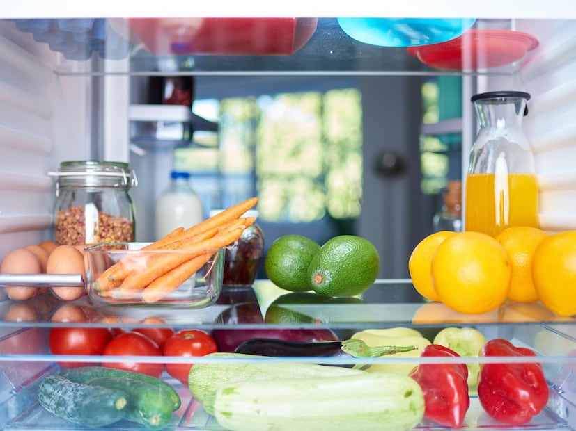 थंडता राखण्यासाठी हे लक्षात ठेवा : फ्रिज वारंवार उघडणे टाळा, यामुळे आत थंडपणा कमी होतो. जर फ्रिजमध्ये पाण्याचे थेंब तयार होत असतील तर समजून घ्या की थंडपणा खूप जास्त आहे. तसेच, फ्रिजच्या मागील बाजूस असलेले कॉइल स्वच्छ ठेवा, यामुळे थंडपणा टिकून राहील.