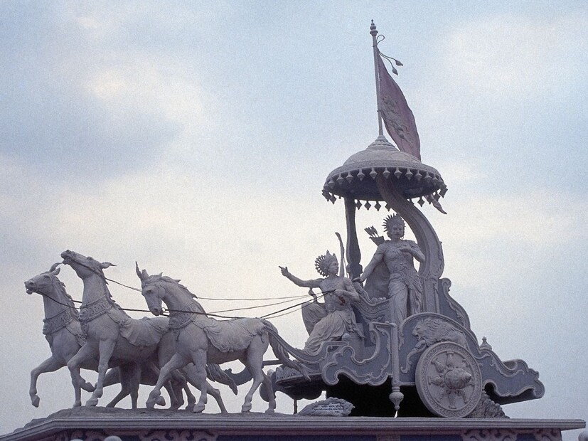 मंत्र: कृष्णाय वासुदेवाय हरये परमात्मने। प्रणतः क्लेशनाशाय गोविंदाय नमो नमः॥लाभ: हा मंत्र श्रीकृष्णाच्या शक्तिशाली मंत्रांपैकी एक आहे. या मंत्रात, आपण वासुदेवांच्या पुत्राला वंदन करतो आणि सर्व प्रकारच्या संकटांचा नाश करण्याची विनंती करतो. सर्व प्राण्यांचे रक्षक करण्यासाठी गोविंदाला वारंवार वंदन करतो.
