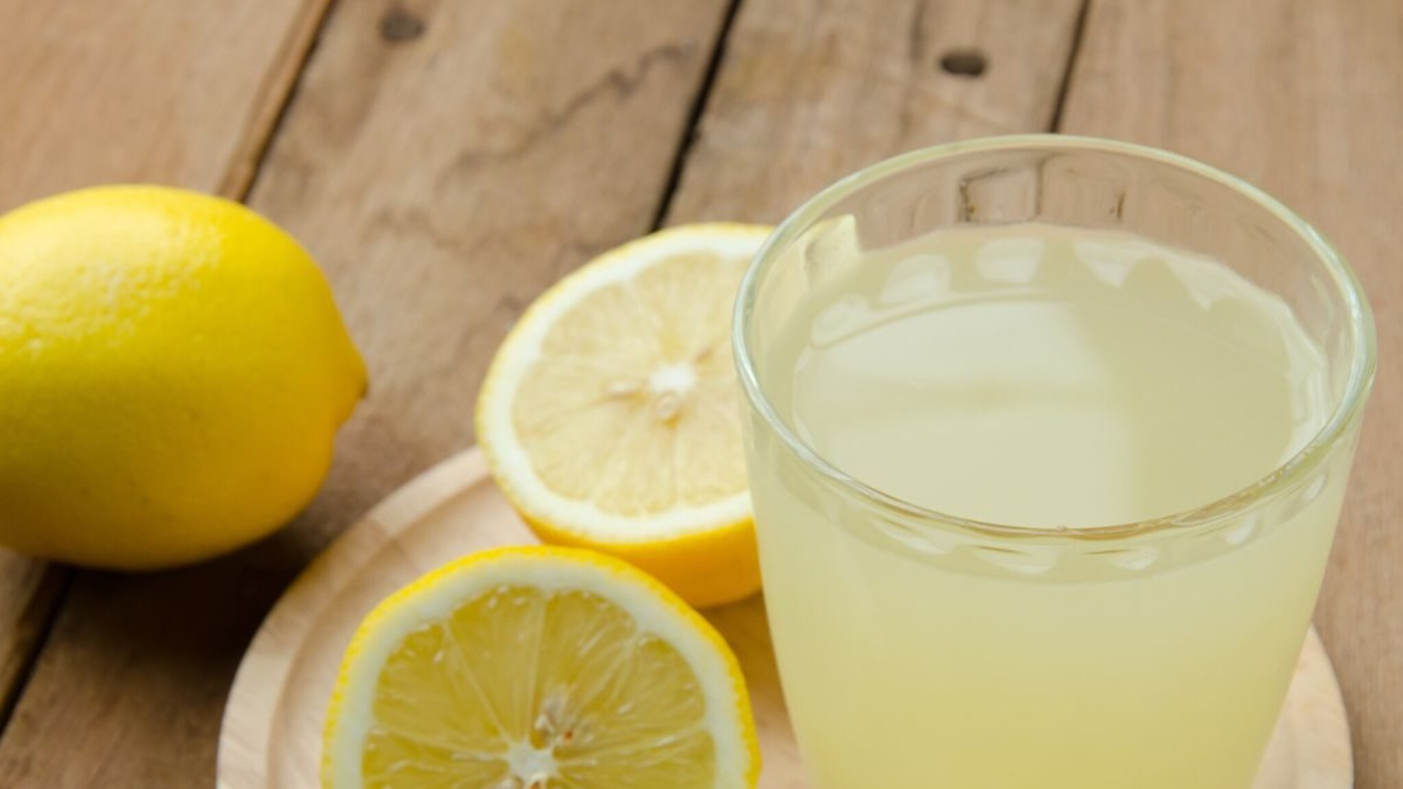 Lemon Water : लेमन वॉटर कधी प्यायचं, लिंबूपाणी पिण्याची योग्य वेळ कोणती?