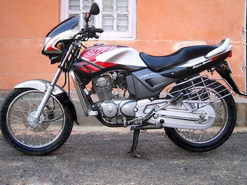 Hero Honda CBZ: धकधक...ती BIKE नव्हती तुफान होतं, पोरं वेड्या सारखी तिला पाहायचे Hero Honda CBZ: धकधक...ती BIKE नव्हती तुफान होतं, पोरं वेड्या सारखी तिला पाहायचे