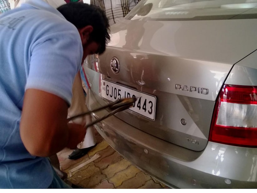 हाय सिक्योरिटी रजिस्टर्ड प्लेट बसवणे बंधनकारक आहे. यामुळे वाहनधारक हे या प्लेटची ऑनलाइन नोंदणी करत आहेत. मात्र हे करताना खूप जास्त काळजी घेणं गरजेचं आहे. 