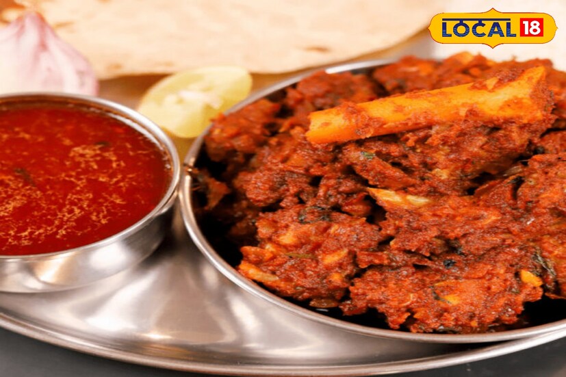 घरी कोल्हापुरी मसाला बनवायचा असेल तर दालचिनीचा 1 इंच तुकडा, लवंग 2-3, वेलची 2, काळीमिरी 5-6, तिळ 1 चमचा, सुकं नारळ 1/4 कप, गरम मसाला 1/2 चमचा, धणे 1 चमचा, जिरे 1 चमचा, कोथिंबीर 1 चमचा पेस्ट. मसाला बनवताना सर्व मसाले एकत्र करून मिक्सरमध्ये पावडर करून घ्यायची.