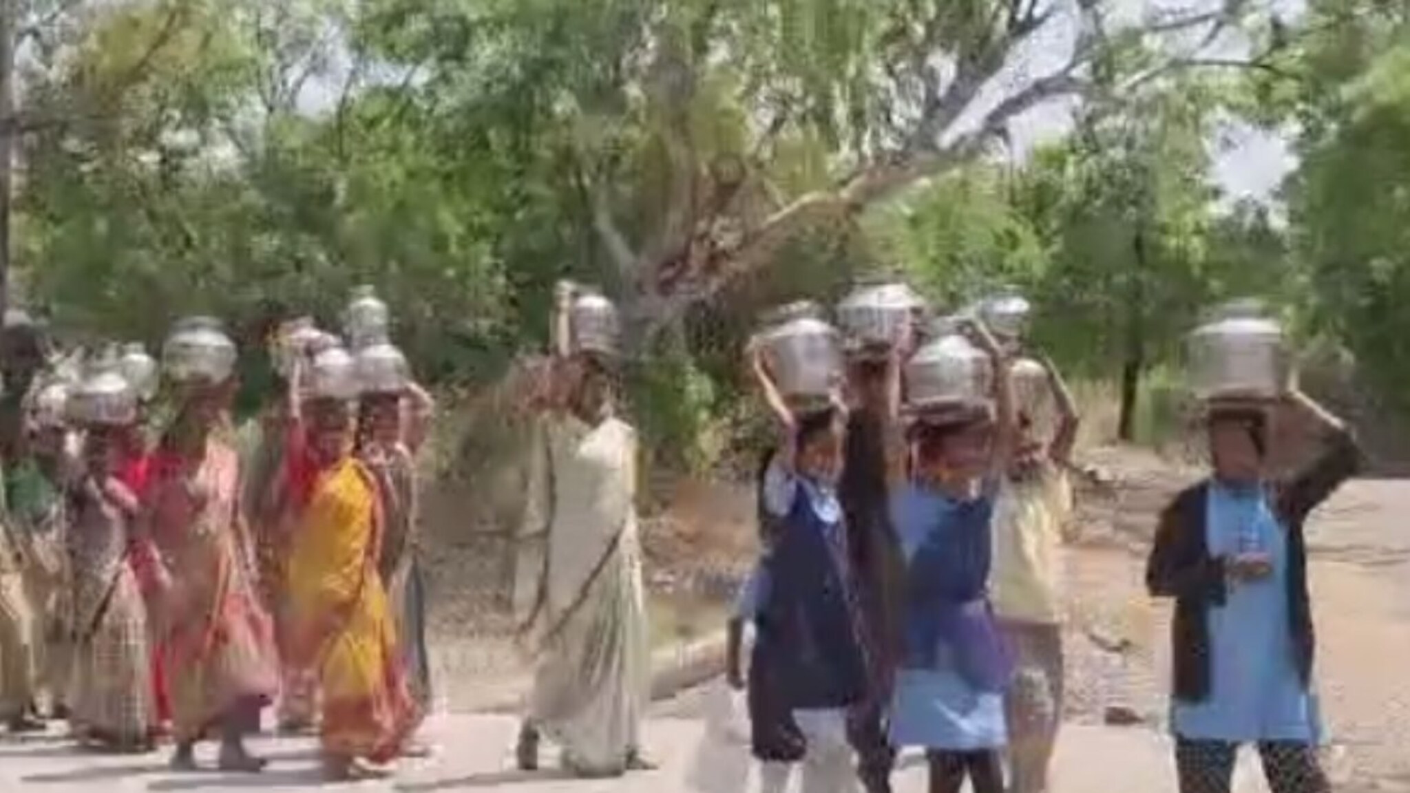 Drought In Chhatrapati Sambhajinagar : मुलगी शोधून चपला झिजल्या, पाणी टंचाईने कोणी मुलगी देईना,  पैठणमधील गावात मार्चमध्येच पाण्यासाठी वणवण