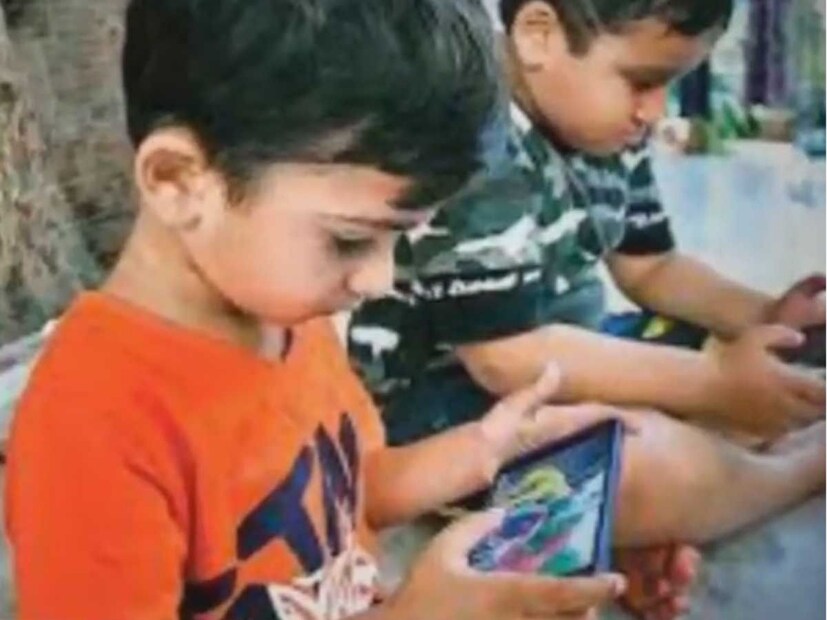 पालकांनी देखील मुलांना फिरायला घेऊन जावे. त्यांना मोबाईल ऐवजी शारीरिक खेळ खेळण्यास प्रोत्साहन द्यावे. तसेच छंद आणि आवड जोपासण्यास मदत करावी, असे डॉ. सचिन पवार सांगतात. 