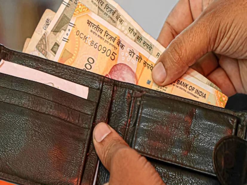 स्वभाव -  मूलांक 2 असलेल्या महिला खूप भावनिक आणि संवेदनशील असतात. त्या इतरांच्या भावना समजून घेतात आणि त्यांच्याशी सहानुभूती दाखवतात. त्या नेहमी इतरांना मदत करण्यास तयार असतात.