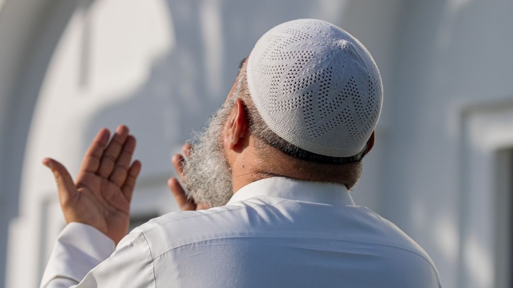 Eid 2025 : मुस्लिम समाजात पुरुष पांढरी जाळीदार टोपी का घालतात?