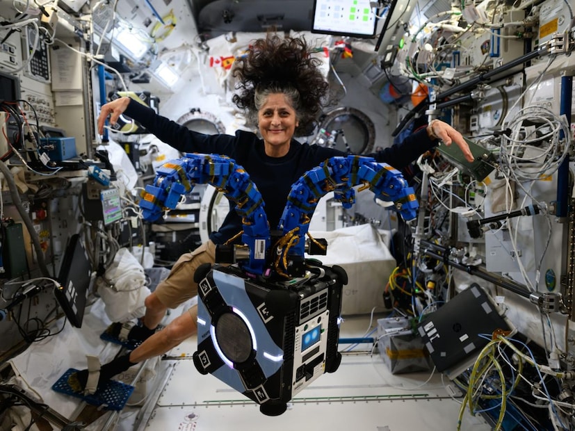 भारतीय वंशाची नासाच्या अंतराळवीर सुनीता विल्यम्स यांच्या पृथ्वीवर परत येण्याचं काउंटडाउन सुरू झालं आहे. सुनीता आणि त्यांच्या सहकारी बुच हे मागील ९ महिन्यांपासून स्पेस स्टेशनमध्ये अडकून पडलेले आहे. पण आता त्यांच्या परतीचा प्रवास सुरू झाला आहे. स्पेस X हे यान लवकरच त्यांना परत घेऊन येणार आहे. पण ९ महिने स्पेस स्टेशनमध्ये अडकल्यानंतरही त्यांना पगार सुरू होता.  सुनीता विल्यम्स यांना अंतराळात राहून किती पगार मिळाला हे तुम्हाला माहिती आहे का?  भारतीय वंशाची नासाच्या अंतराळवीर सुनीता विल्यम्स यांच्या पृथ्वीवर परत येण्याचं काउंटडाउन सुरू झालं आहे. सुनीता आणि त्यांच्या सहकारी बुच हे मागील ९ महिन्यांपासून स्पेस स्टेशनमध्ये अडकून पडलेले आहे. पण आता त्यांच्या परतीचा प्रवास सुरू झाला आहे. स्पेस X हे यान लवकरच त्यांना परत घेऊन येणार आहे. पण ९ महिने स्पेस स्टेशनमध्ये अडकल्यानंतरही त्यांना पगार सुरू होता.  सुनीता विल्यम्स यांना अंतराळात राहून किती पगार मिळाला हे तुम्हाला माहिती आहे का?