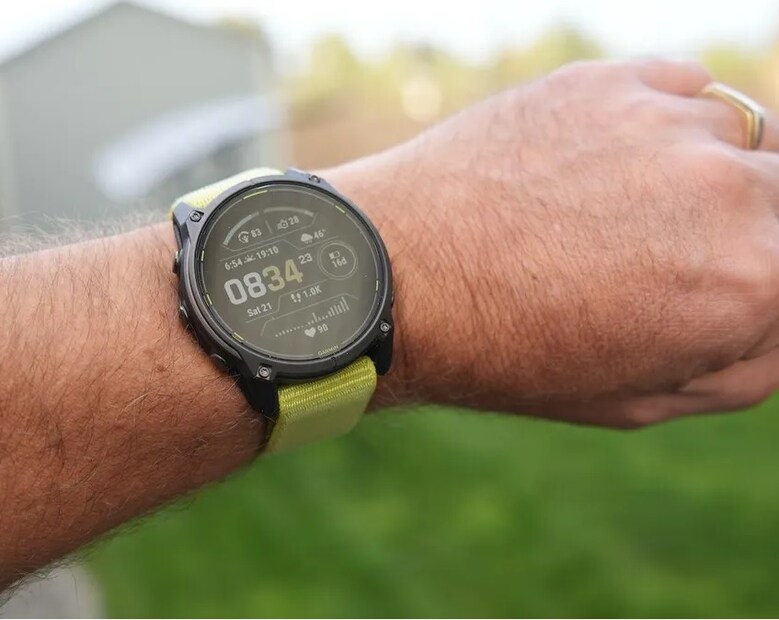 Garmin Enduro 3 सीरीजमध्ये नेहमी चालू असलेला AMOLED डिस्प्ले आहे आणि तो कंपॅटिबल अॅप्सद्वारे द्वि-मार्गी मेसेज पाठवण्यास समर्थन देतो. गार्मिन एंड्युरो 3 ची किंमत 1,05,990 रुपयांपासून सुरू होते आणि आता ती प्रीमियम रिटेल स्टोअर्स आणि गार्मिनच्या अधिकृत वेबसाइटवर उपलब्ध आहे.