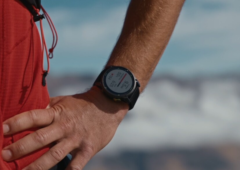 Garmin Enduro 3: डिझाइन आणि डिस्प्ले : Garmin Enduro 3 ला अल्ट्रा-लाईटवेट डिझाइन देण्यात आले आहे. त्याचे वजन फक्त 63 ग्रॅम आहे. यात सोलर चार्जिंग सपोर्टसह 1.4 इंचाचा डिस्प्ले आहे, जो थेट सूर्यप्रकाशातही दिसण्यासाठी डिझाइन केलेला आहे.