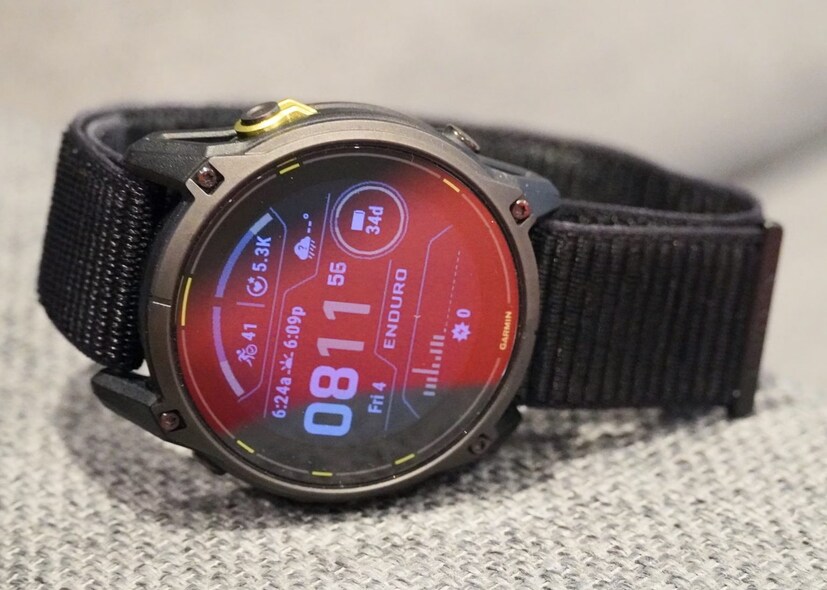 Garmin Enduro 3: बॅटरी लाइफ : Enduro 3 ची बॅटरी चार्ज न करता आठवडाभर चालू शकते. तुम्ही जीपीएस वापरला तर ते 110 तासांपर्यंत टिकू शकते. तुम्ही ते ऑलवेज ऑन मोडमध्ये ठेवले तर त्याची बॅटरी 80 दिवसांपर्यंत टिकू शकते. तुम्ही बाहेर असाल तर सोलर चार्जिंगमुळे त्याची बॅटरी लाइफ देखील वाढू शकते.