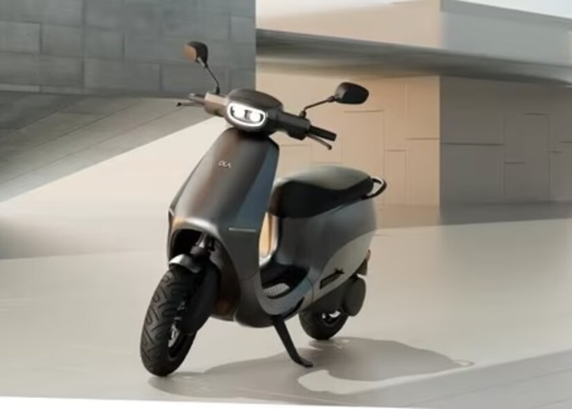 Ola S1 Z : ओलाने याआधीच मार्केटमध्ये स्कुटर आणून धमाका उडवला होता. पण आता पहिल्या मॉडेलचं सुधारित मॉडेल लाँच केलं आहे.  ओलाच्या  या स्कुटरचं वजन 110 किलोग्राम इतकं आहे. या  स्कुटरमध्ये 1.5 kWh च्या २ बॅटरी दिल्या आहेत. जे 75 ते 146 किमी इतकी रेंज देते. 110 किलो वजन असलेल्या या स्कुटरचा टॉप स्पीड हा 70 किमी तास इतका आहे.  रोजच्या वापरासाठी ही स्कुटर बेस्ट ऑप्शन ठरत आहे. या स्कुटरची किंमत  59,999 रुपये आहे. 