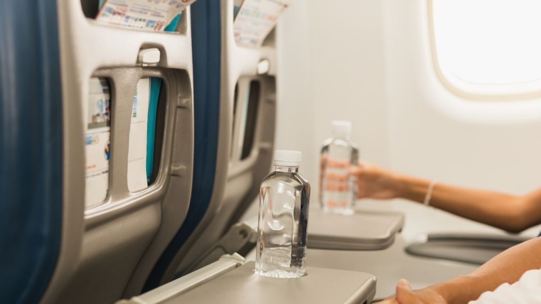 Flight Facts : विमानात फक्त 100 मिलीच पाणी नेण्याचा नियम का? जास्त नेलं तर काय होईल?