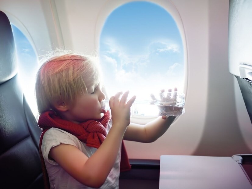 हे प्रकरण दहशतवादी कटाचा एक भाग होते ज्यामध्ये काही दहशतवादी गट पाण्याच्या बाटल्या आणि इतर सामान्य वस्तूंद्वारे विमानतळाच्या आत स्फोटकं तस्करी करण्याचा प्रयत्न करत होते. सुदैवाने सुरक्षा तपासणी दरम्यान या बाटल्या ओळखल्या गेल्या आणि हे कट उधळून लावण्यात आले.