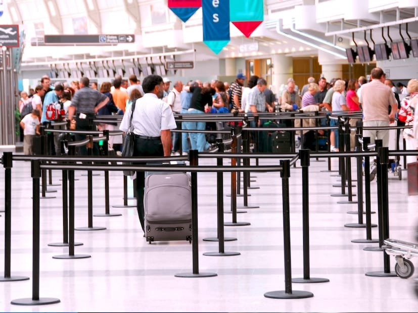 याचं उत्तर 19 वर्षांपूर्वी 2006 मध्ये लंडनच्या हीथ्रो विमानतळावर झालेल्या दहशतवादी घटनेशी जोडलेलं आहे. 2006 मध्ये ब्रिटिश एअरवेजच्या विमानात प्रवास करणाऱ्या काही प्रवाशांनी विमानतळ सुरक्षा तपासणीपूर्वी त्यांच्या बॅगमध्ये पाण्याच्या बाटल्या ठेवल्या होत्या.