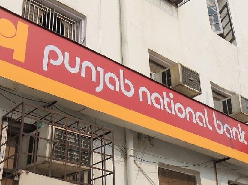Punjab National Bank FD Rates: देशातील आघाडीच्या सार्वजनिक क्षेत्रातील बँकांपैकी एक असलेल्या पंजाब नॅशनल बँकेने पुन्हा एकदा मुदत ठेवींवरील (एफडी) व्याजदरात कपात करण्याची घोषणा केली आहे. नवीन व्याजदर 1 मे 2025 पासून लागू होतील. तसंच, हा बदल अशा किरकोळ ग्राहकांना लागू होईल ज्यांच्या ठेवी 3 कोटी रुपयांपेक्षा कमी आहेत. अशाप्रकारे, आता सामान्य ग्राहकांना एफडीवर 3.50% ते 7.10 पर्यंत व्याज मिळेल. 