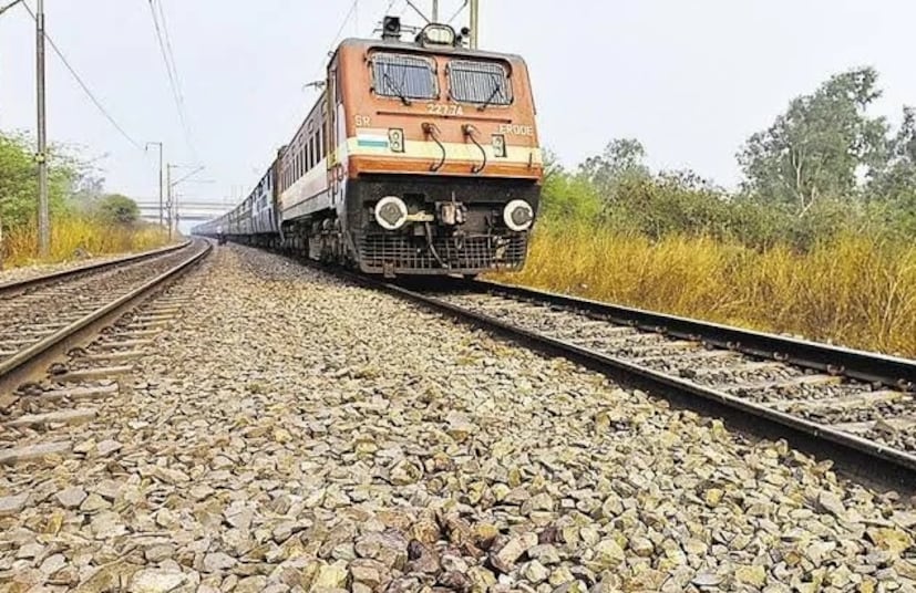 दोनदा थांबून हॉर्न वाजवणं :  जर ड्रायव्हर जरा थांबून लांब हॉर्न देत असेल तर ट्रेन स्टेशनजवळची क्रॉसिंग पार करणार आहे. या हॉर्नमधून लोको पायलट ट्रॅकच्या सभोवताली असणाऱ्या लोकांना ट्रेन येत असल्याची सूचना देतो.