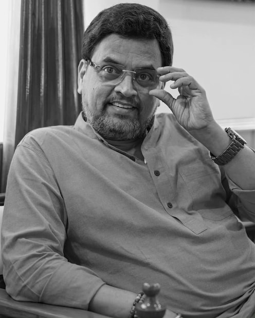 बाळासाहेब ठाकरे यांची दूरदृष्टी खरी ठरतेय? 1995 मध्ये बाळासाहेब ठाकरे यांनीच सांगितलं होतं की, "मुंबईतील लोंढे रोखले गेले नाहीत, तर शहराची घडी विस्कटेल." 1947 साली जे मुसलमान काँग्रेसच्या कृपेने येथे राहिले ते तीन कोटी होते. 78 वर्षात ते 30 कोटी झाले आहे. म्हणजेच जवळपास 10 टक्क्यांनी वाढले. त्यांची जेव्हा लोकसंख्या वाढते तेव्हा काय होतं? आता काही महिन्यांपूर्वी बांगलादेशमध्ये पाहिलं ना ते घडतं. माझ्या राजकीय राजकारण करणाऱ्या सर्व राजकीय पक्षांच्या नेतृत्वांना कळकळीची विनंती आहे की, मुंबई पुण्यासारखे शहरातले लोंढे आता थांबवा. खर तर थांबवण्याची फार गरज आहे. ही मुंबई एक दिवस फुटे.