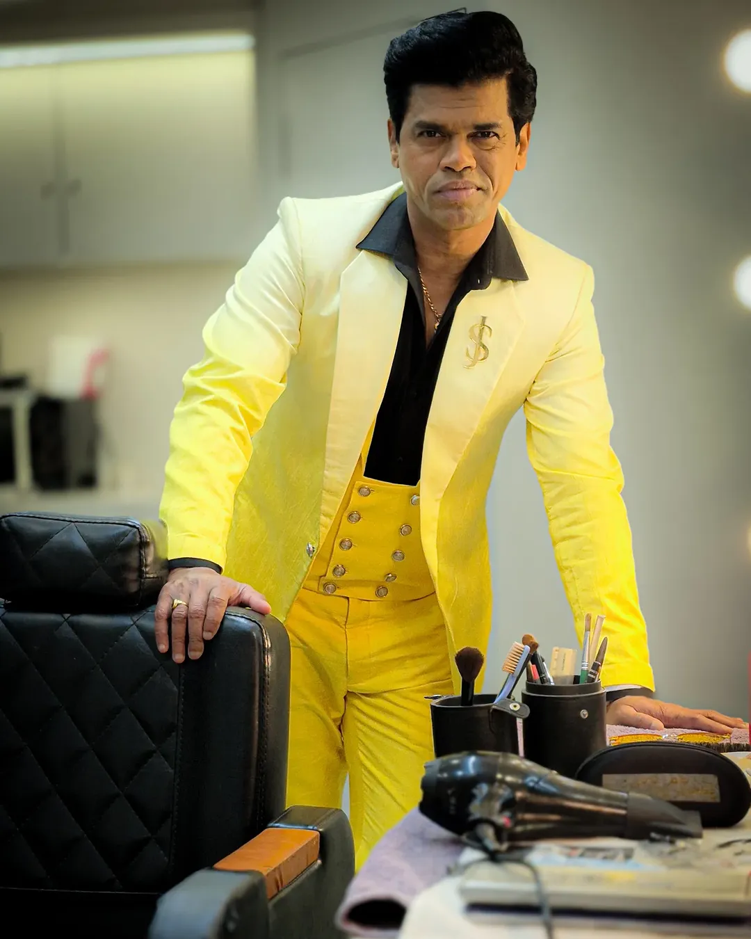 &quot;जेव्हा मुंबईत आलो होतो तेव्हा पप्पांच्या मित्राच्या भाड्याच्या घरात राहत होतो. शिवडीला झोपडपट्टीत राहत होतो. तेव्हा स्वप्न होतं की आई-वडिलांसाठी घर घ्यायचं. ते 26 वर्षांनी पूर्ण केलं.”