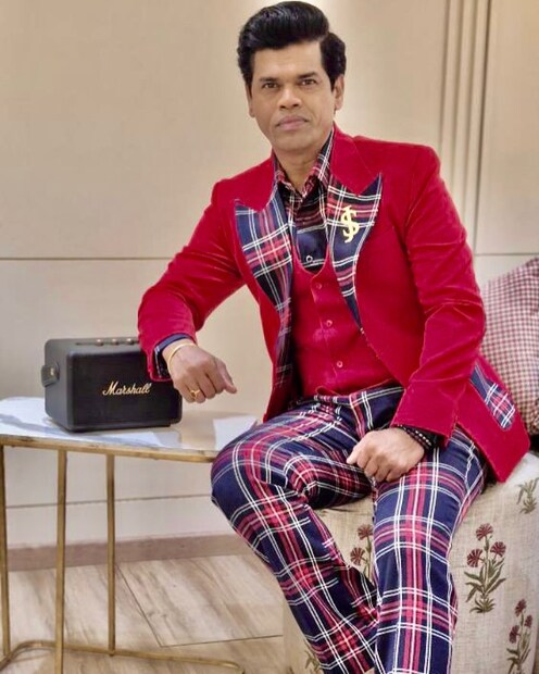 &quot;माझ्या आई-वडिलांचा आशीर्वाद आहेच. ती मला 100 कोटींचा मालक असल्याची भावना आहे. माझ्या आई वडिलांच्या हक्काच्या घरात सेट करू शकलो. कारण-झोपडपट्टीतून निघाल्यानंतर जेव्हा मी पहिल्यांदा त्यांना भाड्यात घरात ठेवलं. तेव्हा भाड्याच्या घरावर पप्पांची नेमप्लेट लावली होती&quot;.