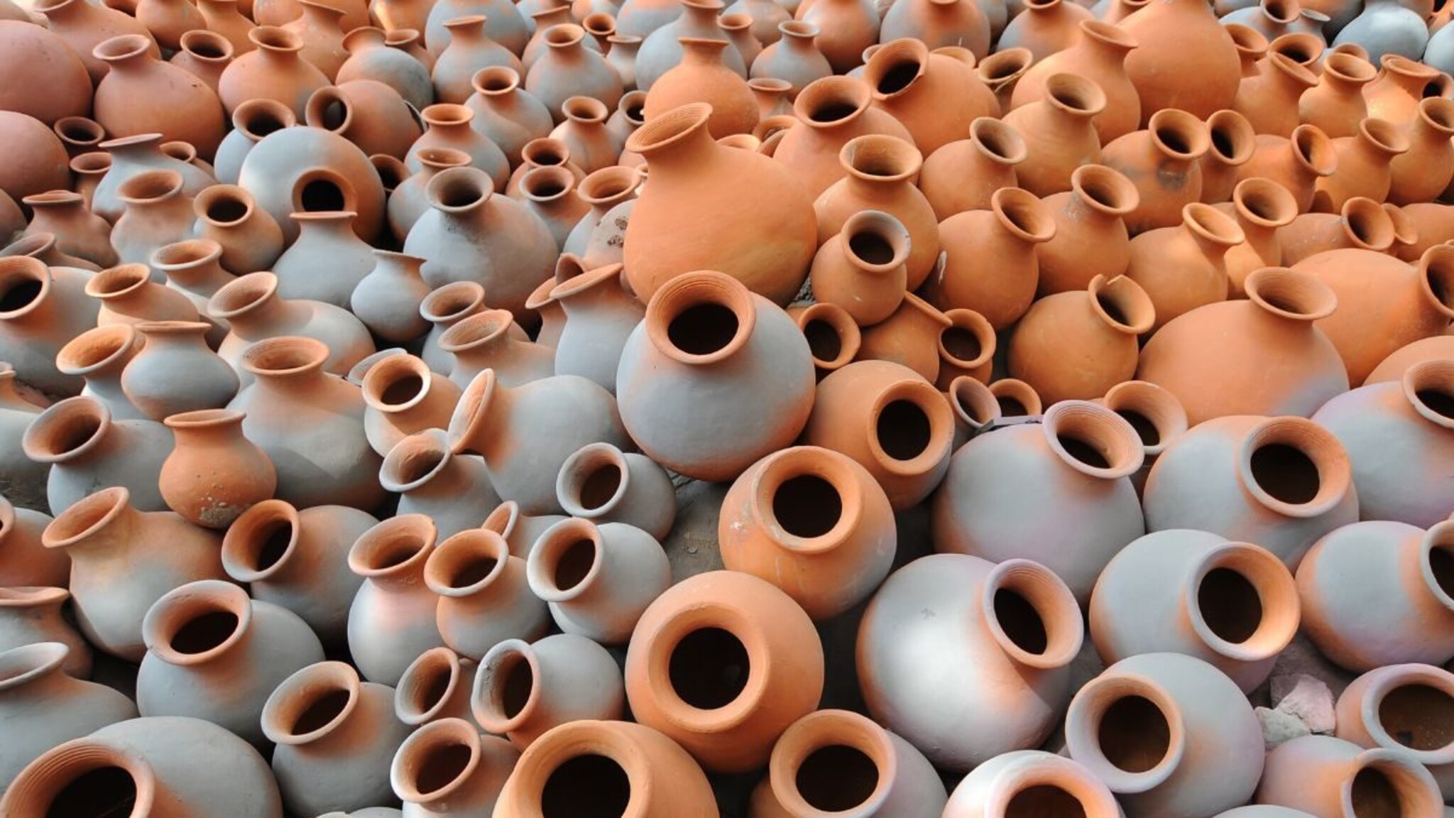 Summer Tip : उन्हाळ्यात माठाचं पाणी प्यायचंय? मग लाल, काळा की पांढरा कोणत्या रंगाचा माठ जास्त चांगला?