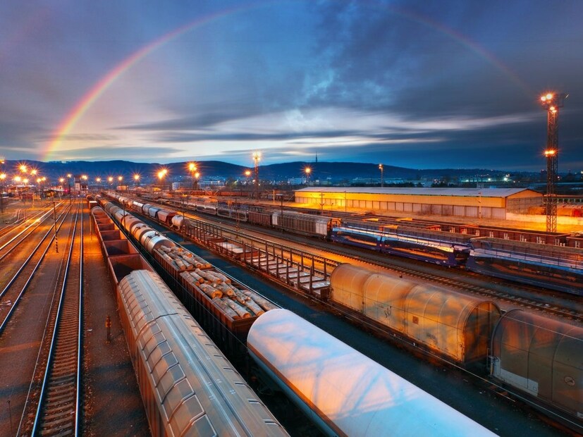 व्यापाऱ्याने रेल्वेशी संपर्क केला आणि लिखित तक्रारही दिली. त्यानंतर ट्रेन आपला मार्ग भरकटल्याची माहिती मिळाली. तर मीडिया रिपोर्टनुसार रेल्वे अनफिट ट्रेन्सना यार्डमध्ये पाठवले. या ट्रेनसोबतही तसंच झालं असेल.