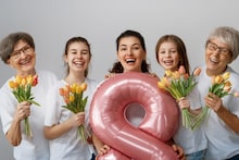 आयुष्यातील खास स्त्रियांना द्या Special शुभेच्छा, महिला दिनासाठी असं करा Wish