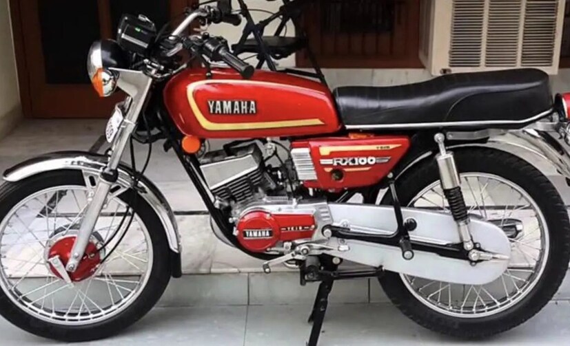  जुनी यामाहा RX100 नोव्हेंबर १९८५ मध्ये लाँच झालेली, यामाहा RX100 ही भारतीय मोटरसायकल बाजारपेठेत एक नवीन क्रांती घडवून आणणारी ठरली. ९८ सीसी एअर-कूल्ड, रीड व्हॉल्व्ह टू-स्ट्रोक सिंगल इंजिन असून ११.२ एचपी आणि १०.३९ एनएम टॉर्क निर्माण करते. या ताकदीमुळे त्याच्या हलक्या वजनाच्या फ्रेममुळे रायडर्सना एक रोमांचक अनुभव मिळाला. ज्यामुळे बाईक सुमारे ७.५ सेकंदात ० ते ६० किमी प्रतितास वेग घेऊ शकली.  RX100 चा टॉप स्पीड 110 किमी प्रतितास होता, ज्यामुळे तो तरुणांमध्ये लोकप्रिय झाली.