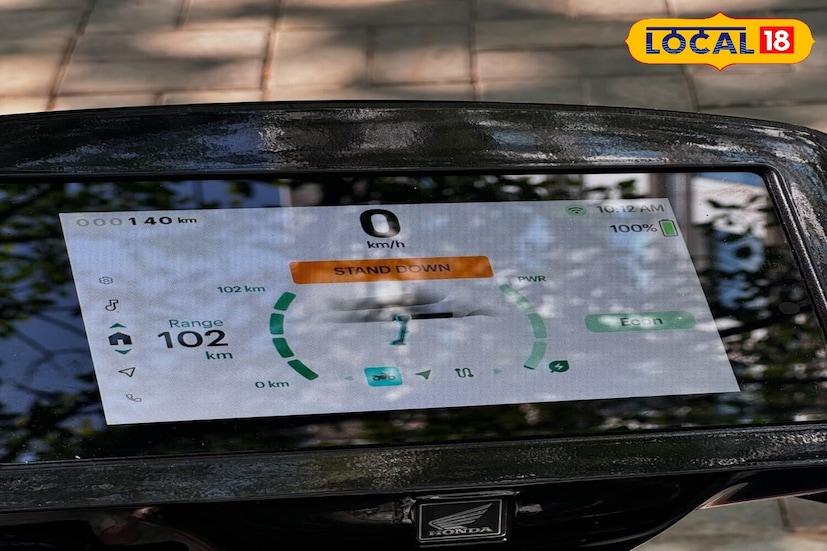  honda activa ev मध्ये TFT डिजिटल इंस्ट्रूमेंट क्लस्टर, ब्लूटूथ कनेक्टिविटीसह टर्न-बाय-टर्न नेविगेशन, LED हेडलाइट्स, DRLs, टेल लाइट्स आणि बॅटरी-स्वॅपिंग सिस्टम दिली आहे.