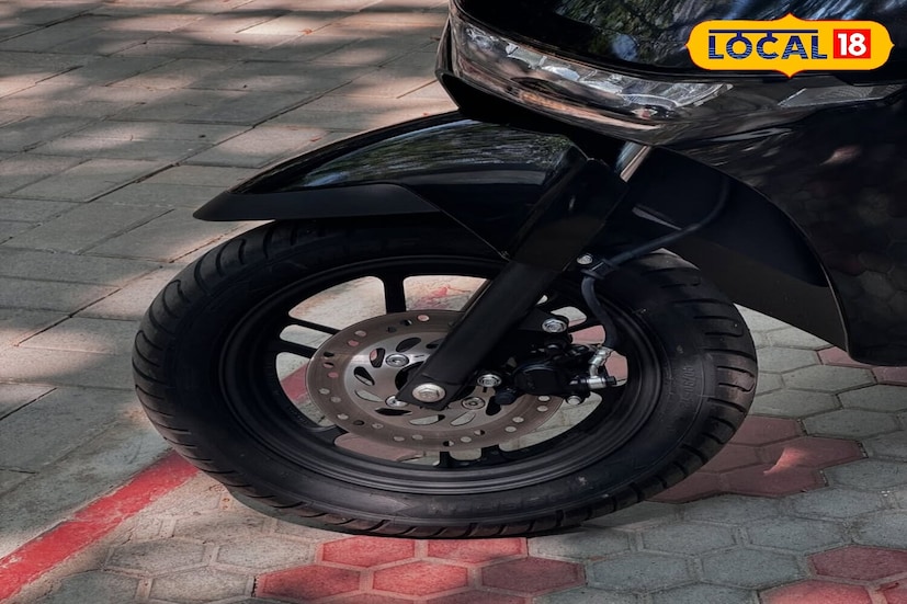  honda activa ev स्कुटरमध्ये स्वॅपेबल बॅटरी दिली आहे. ज्यामुळे होंडाच्या पॉवर पॅक एक्सचेंजरमध्ये जाऊन तुम्हाला बॅटरी चेंज करता येईल. 