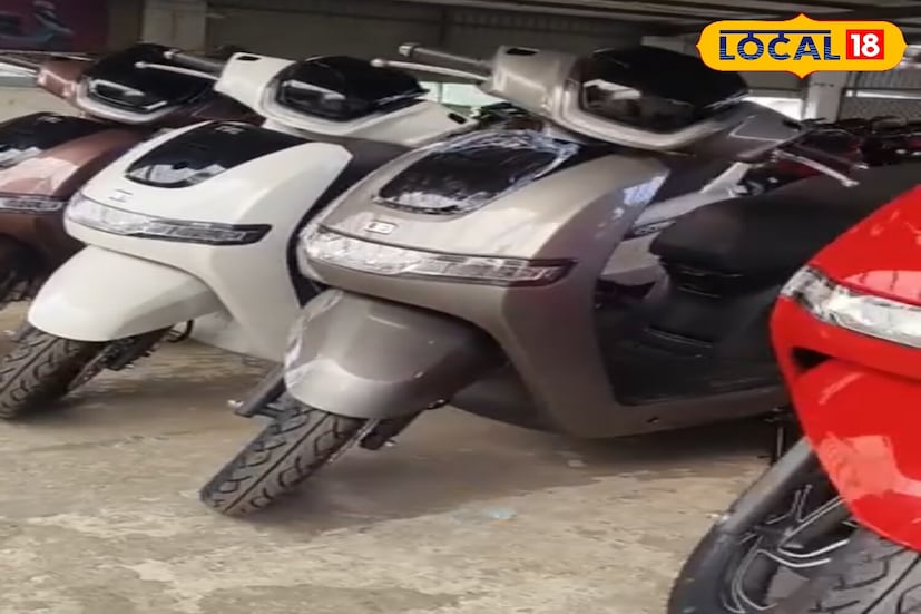TVS कंपनीने  iQube ही एक दमदार  इलेक्ट्रिक स्कूटर हा एक चांगला पर्याय आहे. या स्कुटरला चांगली डिमांड आहे.  त्याचं कारण म्हणजे, या स्कुटरचा रेंज १५० किमी इतका आहे. जो इतर स्कुटरपेक्षा जास्त आहे. या स्कुटरची किंमत  1.5 लाख रुपयांपासून सुरू होते. 