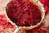 Saffron : चेहऱ्याच्या ग्लोसाठी प्या केशराचं पाणी, प्रमाणासाठी वापरा या टिप्स