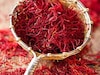 Saffron : चेहऱ्याच्या ग्लोसाठी प्या केशराचं पाणी, प्रमाणासाठी वापरा या टिप्स