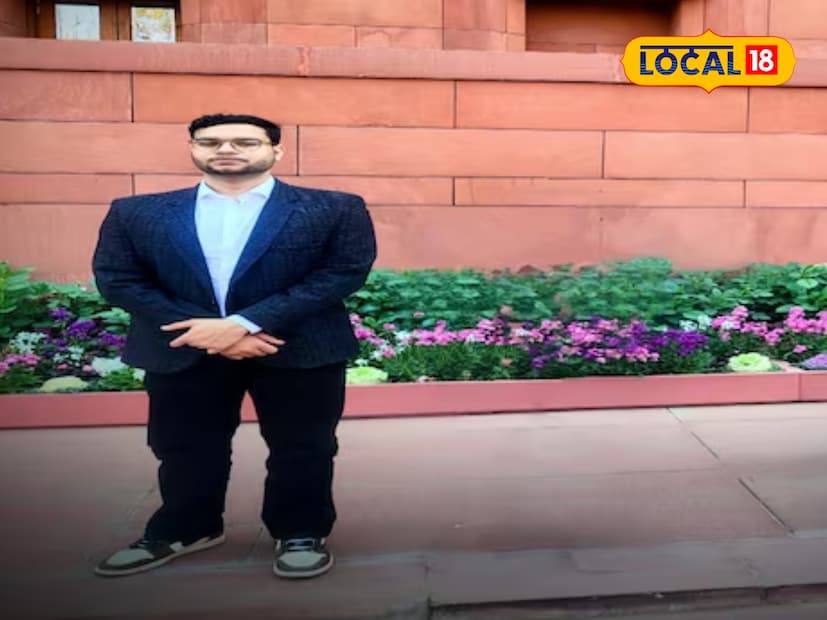  एका सामान्य कुटुंबात जन्मलेल्या आकाशचे वडील विजय प्रकाश निगम शेतकरी आहेत आणि आई गृहिणी आहे. आकाश निगमने यूपीएससी परीक्षेत पहिल्याच प्रयत्नात 418 वा क्रमांक मिळवला. आकाश निगमचे वडील मध्यमवर्गीय शेतकरी आहेत. आकाशने आपले प्राथमिक शिक्षण ज्ञान भारती विद्या मंदिर अभयपूर, गोल्डन फ्युचर पब्लिक स्कूल, रामियाबेहड आणि इंटर सेंट अंजनी पब्लिक स्कूल, राजाजीपुरम, लखनऊ येथून पूर्ण केले.