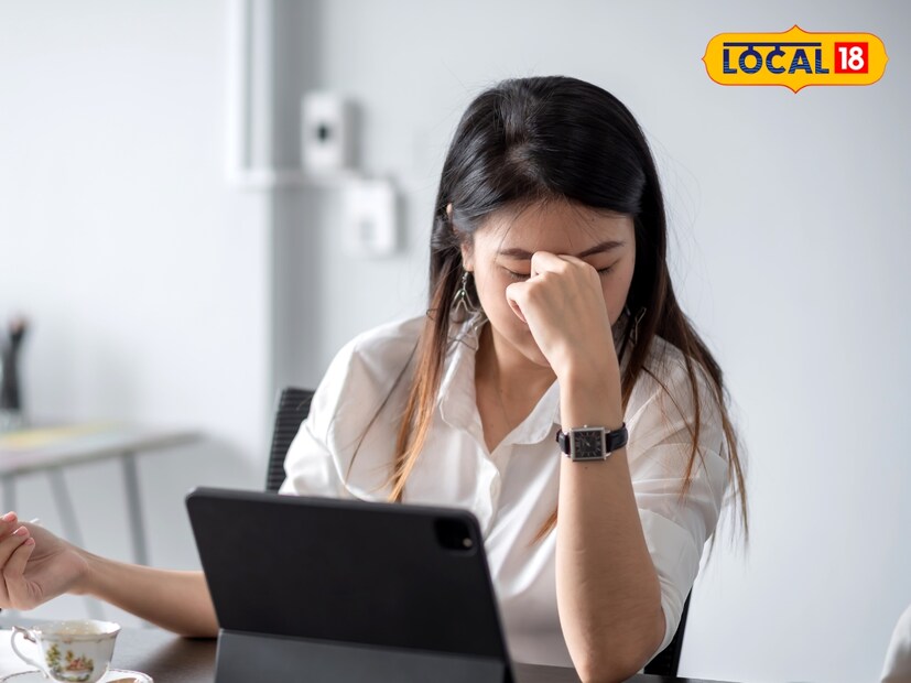  कपाळावर कडुलिंबाच्या पानांची पेस्ट किंवा चंदन उगाळून लावल्याने डोकेदुखीपासून आराम मिळतो आणि थंडावा जाणवतो. डॉक्टरांचे म्हणणे आहे की डोकेदुखीसोबत सतत चक्कर येणे, उलट्या होणे किंवा जास्त ताप येणे हे उष्माघाताचे प्रारंभिक लक्षण असू शकते, त्यामुळे त्वरित डॉक्टरांचा सल्ला घ्या.