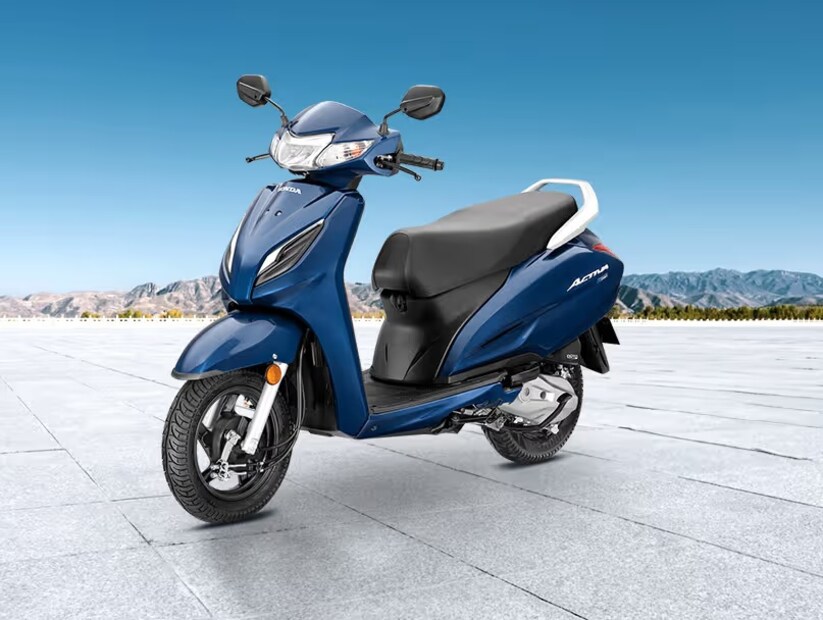 Honda Activa 6G : या लिस्टमध्ये पहिल्या क्रमांकावर होंडाची सर्वाधिक विक्री होणारी स्कूटर Honda Activa 6G आहे. या स्कूटरची एक्स-शोरूम किंमत 92,181 रुपये ते 98,731 रुपये आहे. या स्कूटरमध्ये तुम्हाला 109.51 सीसी इंजिन मिळते. जे 59.5 किमी प्रति लिटर मायलेज देण्याची क्षमता ठेवते. या स्कूटरचा टॉप स्पीड 85 kmph आहे. या स्कूटरची बांधणी गुणवत्ता आणि कमी देखभाल यामुळे ती इतर सर्व स्कूटरपेक्षा चांगली आहे.