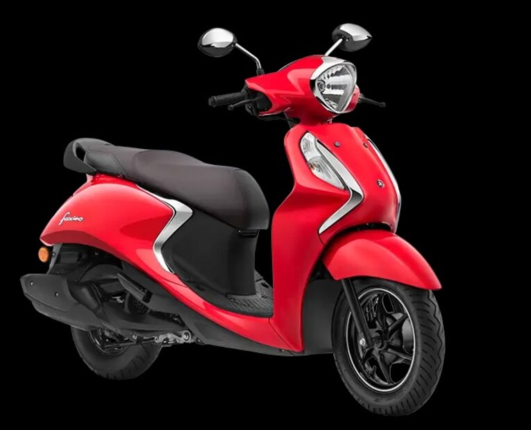 Yamaha Fascino 125 : मुलींची पहिली पसंती असलेल्या Yamaha Fascino 125 ची किंमत 99,969 रुपयांपासून सुरू होते. या स्कूटरमध्ये 125 सीसी इंजिन वापरण्यात आले आहे. या स्कूटरची मायलेज क्षमता 68.75 kmpl आहे. टॉप स्पीडबद्दल बोलायचे झाले तर, या स्कूटरचा टॉप स्पीड 90 kmph आहे. मुलींना सहज चालवता यावे म्हणून ही स्कूटर खूप हलकी बनवण्यात आली आहे.