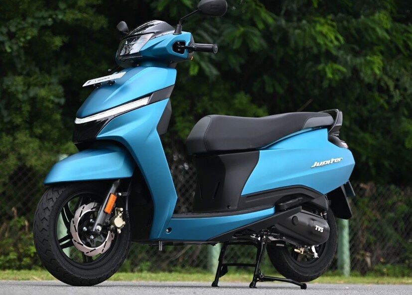 TVS Jupiter  : या लिस्टमध्ये टीव्हीएस ज्युपिटर हा देखील एक उत्तम ऑप्शन आहे. या स्कूटरची किंमत 88,561 रुपयांपासून सुरू होते आणि 1.06 लाख रुपयांपर्यंत ऑन-रोड किंमत आहे. या स्कूटरमध्ये 113.3 सीसी इंजिन आहे. जे त्याला चांगल्या कामगिरीसाठी तयार करते. या स्कूटरचा टॉप स्पीड 82 kmph आहे, तर त्याचा मायलेज 48 kmpl आहे.