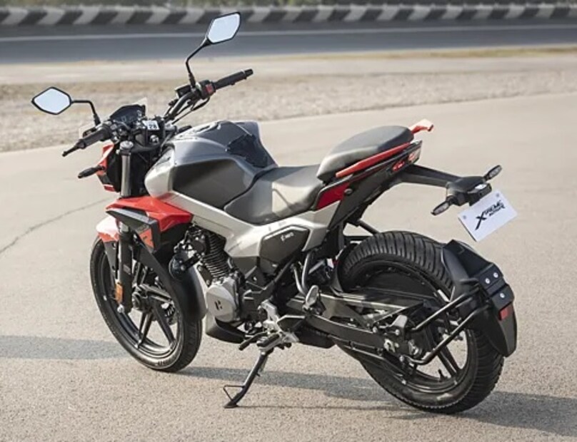 Hero Xtreme 125R : हिरो मोटर्सने अलीकडेच त्यांची एक्सट्रीम 125R बाजारात लाँच केली आहे. त्याची किंमत ₹95,000 एक्स-शोरूम आहे. तर या बाईकचे ABS मॉडेल 99, 500  रुपयांना उपलब्ध आहे. या बाईकमध्ये 125 सीसीचे पॉवरफूल इंजिन आहे. जे 11.4 बीएचपी पॉवर आणि 10.5एनएम टॉर्क जनरेट करते. 