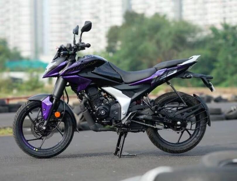 Bajaj Pulsar N125 : तरुणांची सर्वात आवडती बाईक कंपनी असलेल्या बजाजने त्यांची Pulsar N125 1 लाख रुपयांपेक्षा कमी किमतीत बाजारात आणली आहे. या बाईकची मागणी सर्वाधिक आहे. या बाईकची रचना पल्सर N250 पासून प्रेरित आहे. या बाईकची किंमत ₹94,707-₹98,707 दरम्यान आहे.
