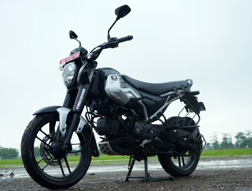 Bajaj Freedom CNG : पल्सर व्यतिरिक्त, बजाजने सीएनजीमध्ये बजाज फ्रीडम लाँच केले आहे. ज्याला ग्राहकांकडून चांगला प्रतिसाद मिळत आहे. बजाज फ्रीडम ही जगातील पहिली सीएनजी बाईक आहे. ही बाईक पेट्रोलवरही चालवता येते. या बाईकची किंमत ₹89,997 ते ₹1.09 लाख दरम्यान आहे. बाईकमध्ये 2KG CNG टँक आणि 2 लिटर पेट्रोल टँकचा ऑप्शन आहे.