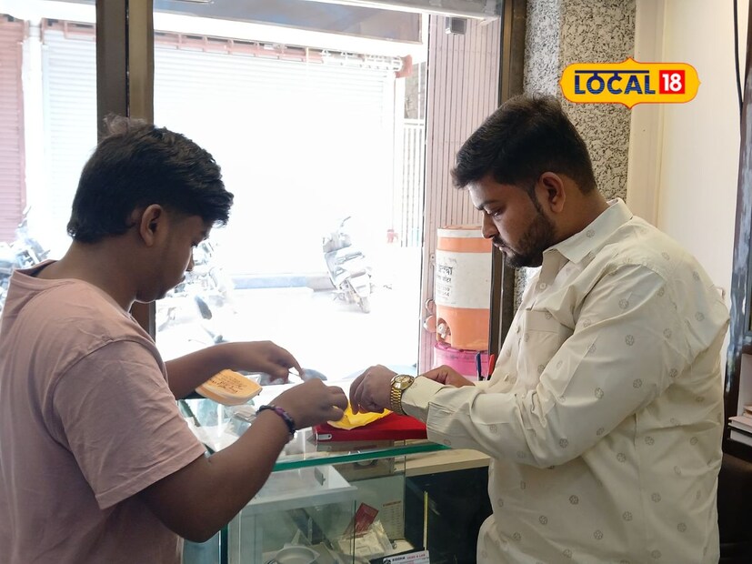 अभिषेक सतीश रंपुरे राहणार सिद्धेश्वर पेठ हा गेल्या पाच वर्षांपासून पूर्व मंगळवार पेठेत सिद्ध जेम्स या नावाने लॅब चालवत आहे. या जेम्स लॅबमध्ये अभिषेक हिरे, नवरत्न परीक्षण करून अधिकृत प्रमाणपत्र देण्याचं काम करत आहे. हिरे आणि नवरत्न परीक्षण करण्याचे शिक्षण त्याचे सुरत येथील इंडियन डायमंड इन्स्टिट्यूट येथे झाले आहे.